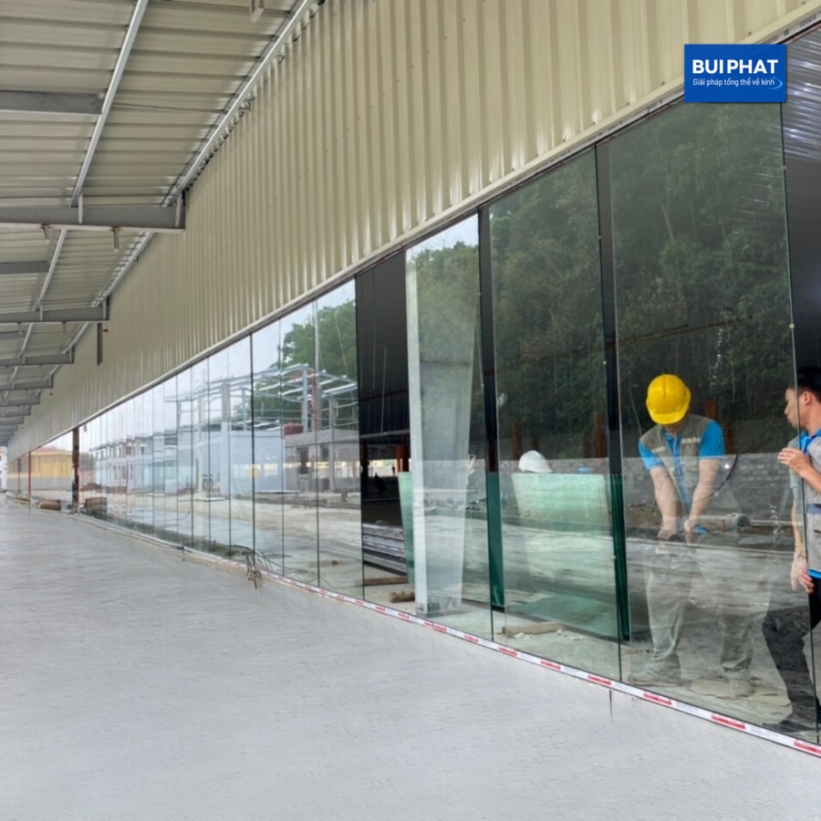 Thi công cửa kính vách kính mặt tiền cho khu công nghiệp nhà máy