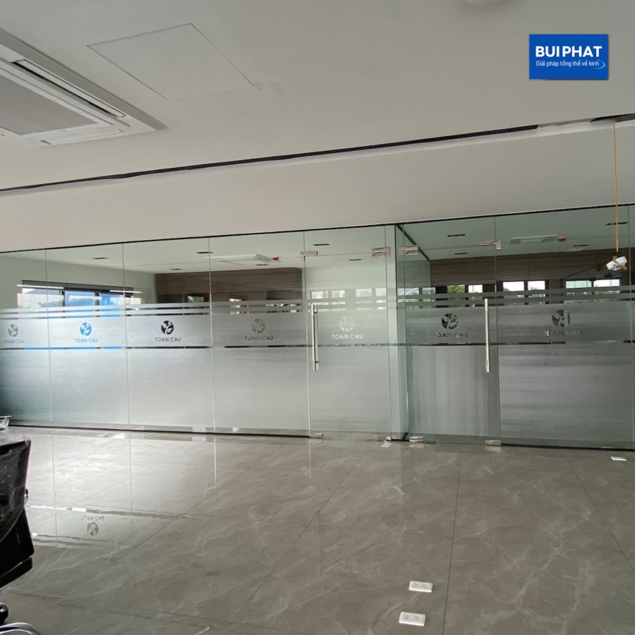 Làm cửa kính cho showroom văn phòng