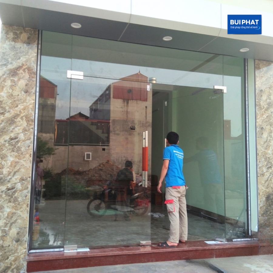 Cửa kính thuỷ lực khung xập nhôm 