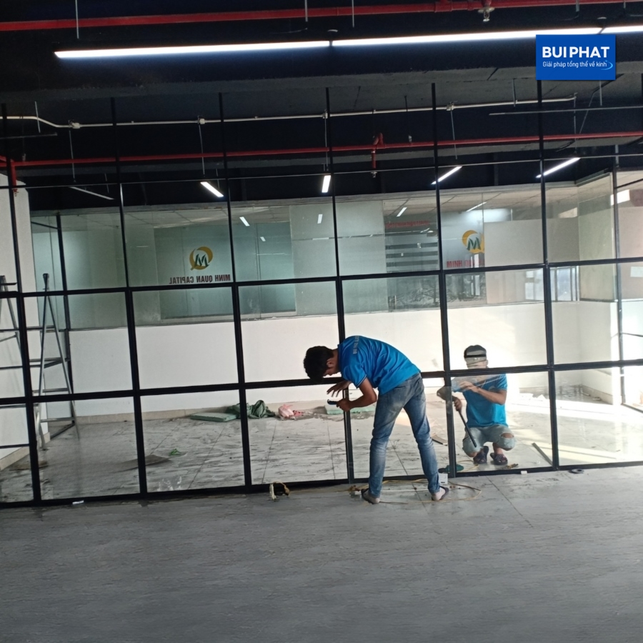 Thi công cửa kính cường lực, vách kính ngăn phòng khung sắt chia đố