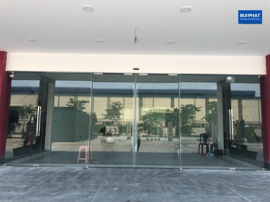 Làm cửa kính cường lực tự động