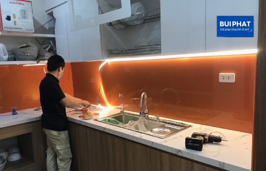 Kính ốp bếp màu cam