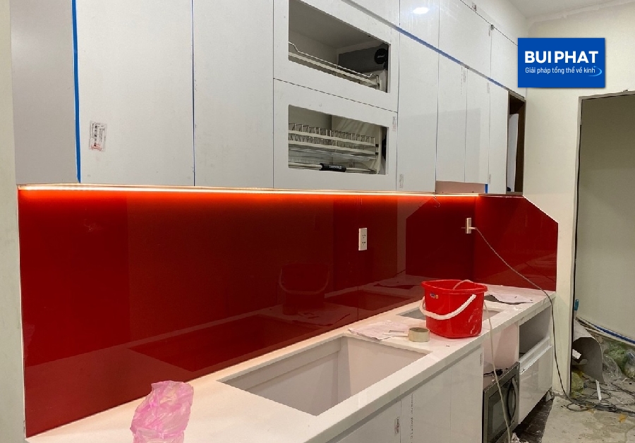 Kính ốp bếp màu đỏ đậm