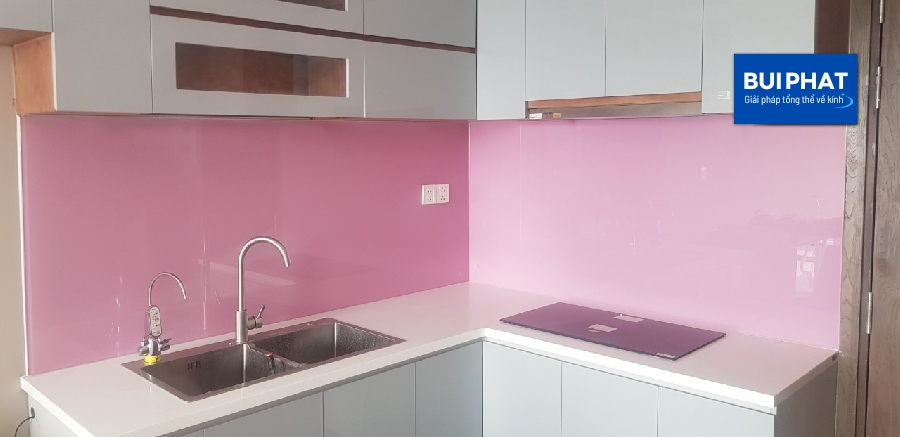 Kính ốp bếp màu hồng