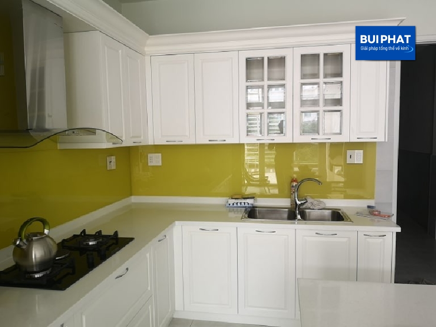 Kính ốp bếp màu vàng chanh