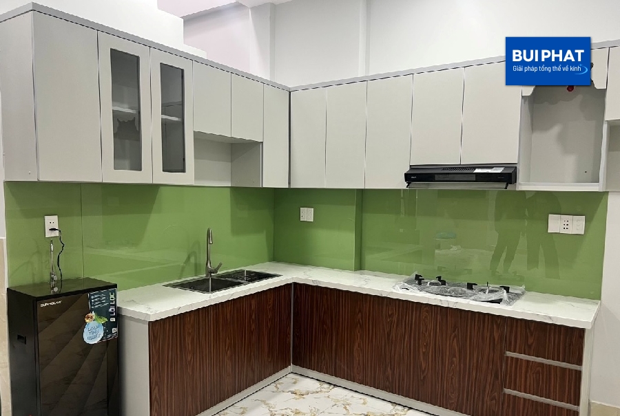 Kính ốp bếp màu xanh cốm