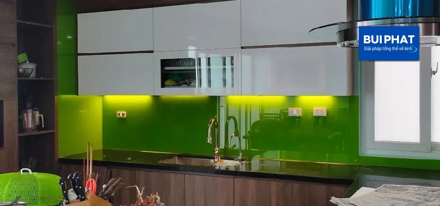 Kính bếp màu xanh lá mạ