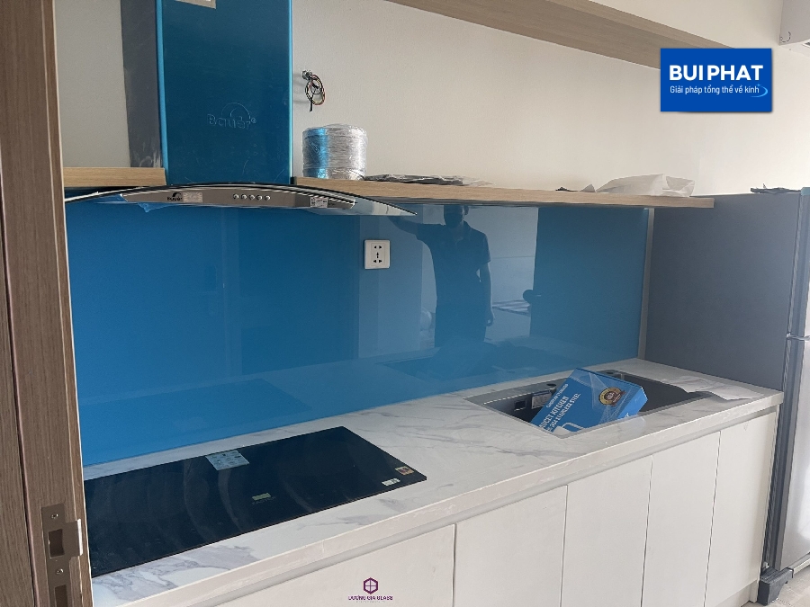 Kính ốp bếp màu xanh nước biển