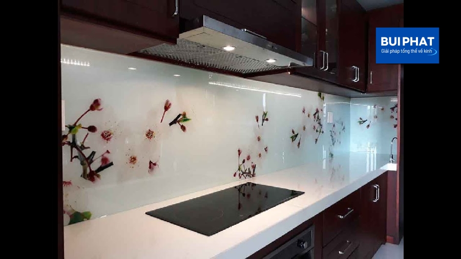 Kính ốp bếp có hoa văn hoạ tiết đẹp