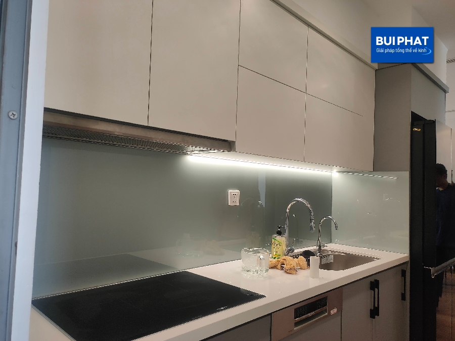 Kính ốp bếp màu nhũ bạc