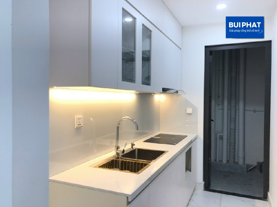Kính ốp bếp màu trắng sữa