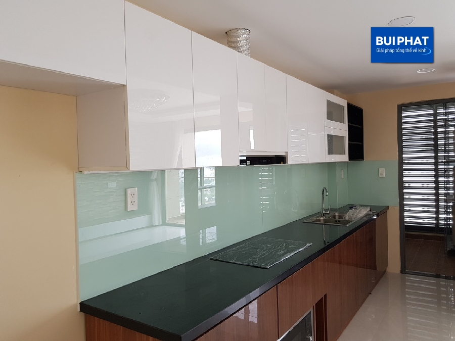 Kính ốp bếp màu trắng xanh