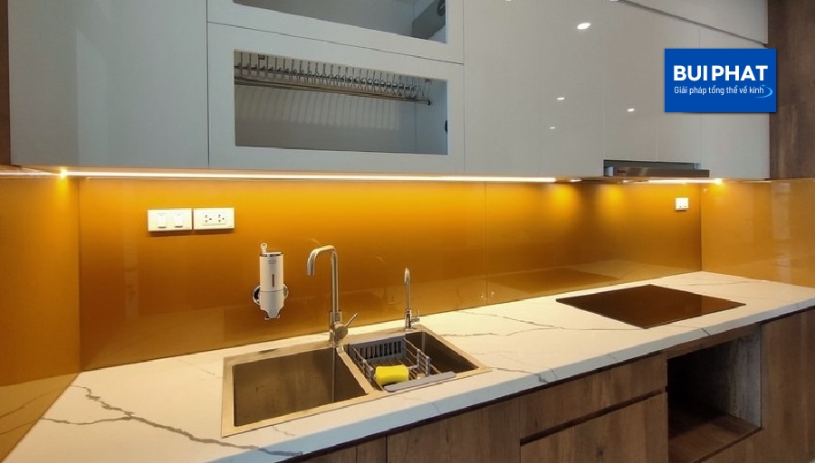 Kính ốp bếp màu vàng cam