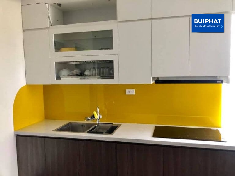 Kính ốp bếp màu trắng sữa