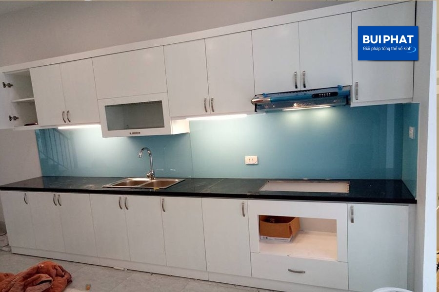 Kính ốp bếp màu xanh lơ