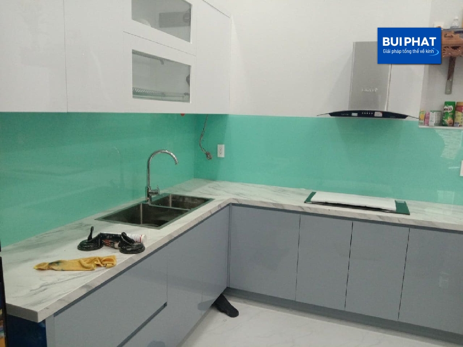 Kính ốp bếp màu xanh Mint