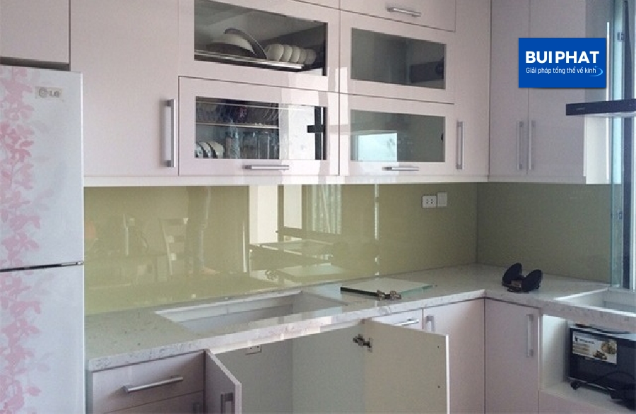 Kính ốp bếp màu xanh úa