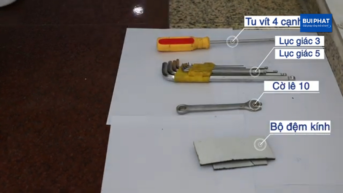 Dụng cụ chuẩn bị sửa cửa kính bị xệ gồm có