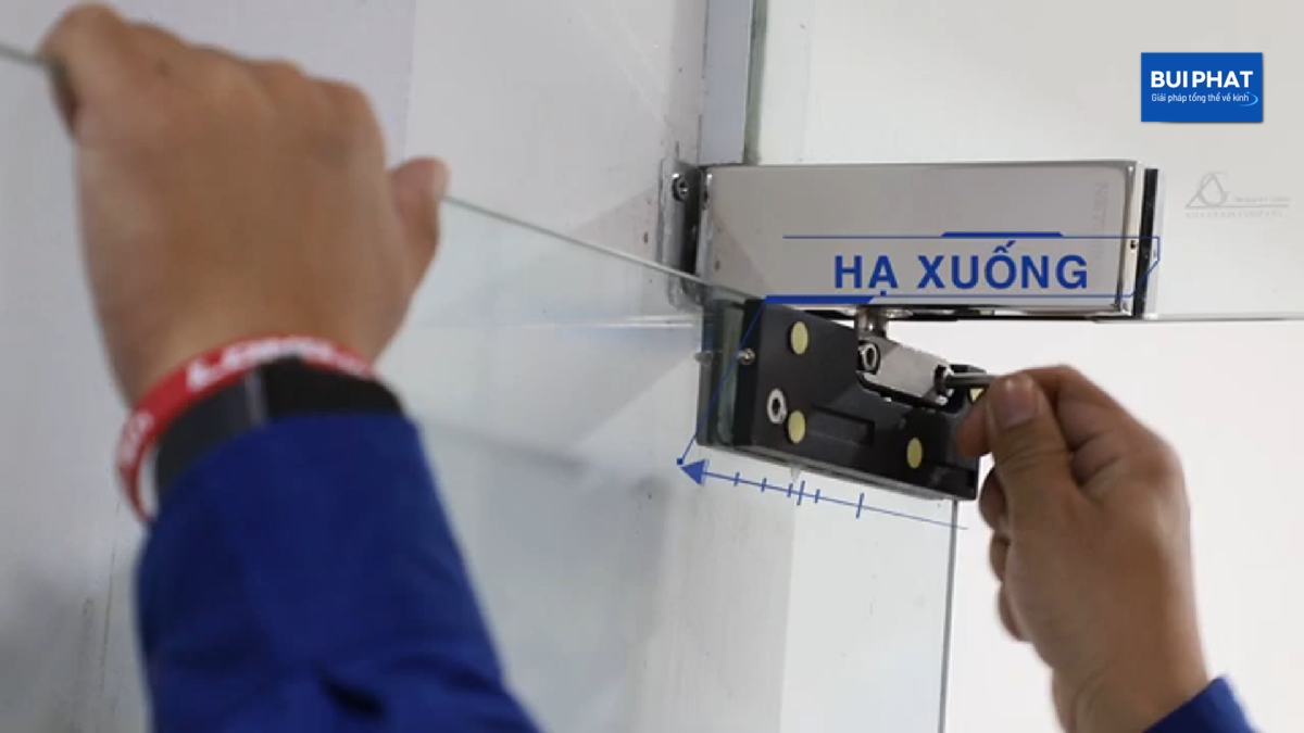 Chỉnh ốc đẩy ra trước là hạ xuống.