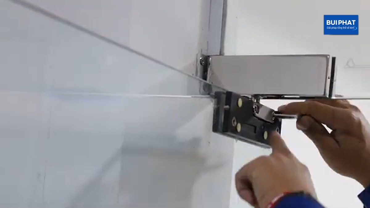 Xiết chặt và kiểm tra.