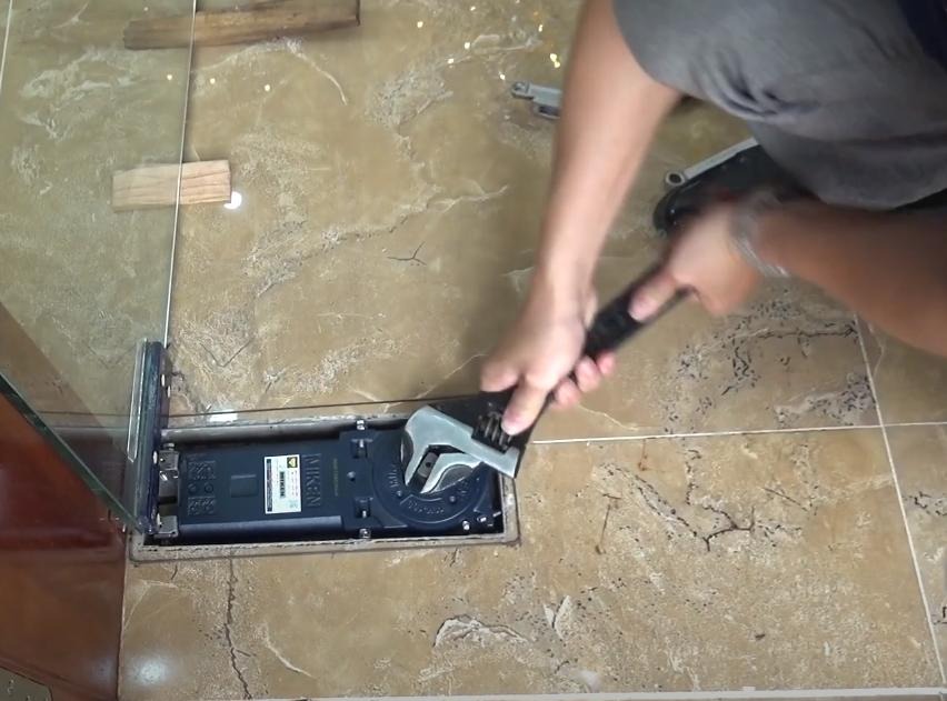 Nguyên nhân cửa kính thủy lực bị lệch