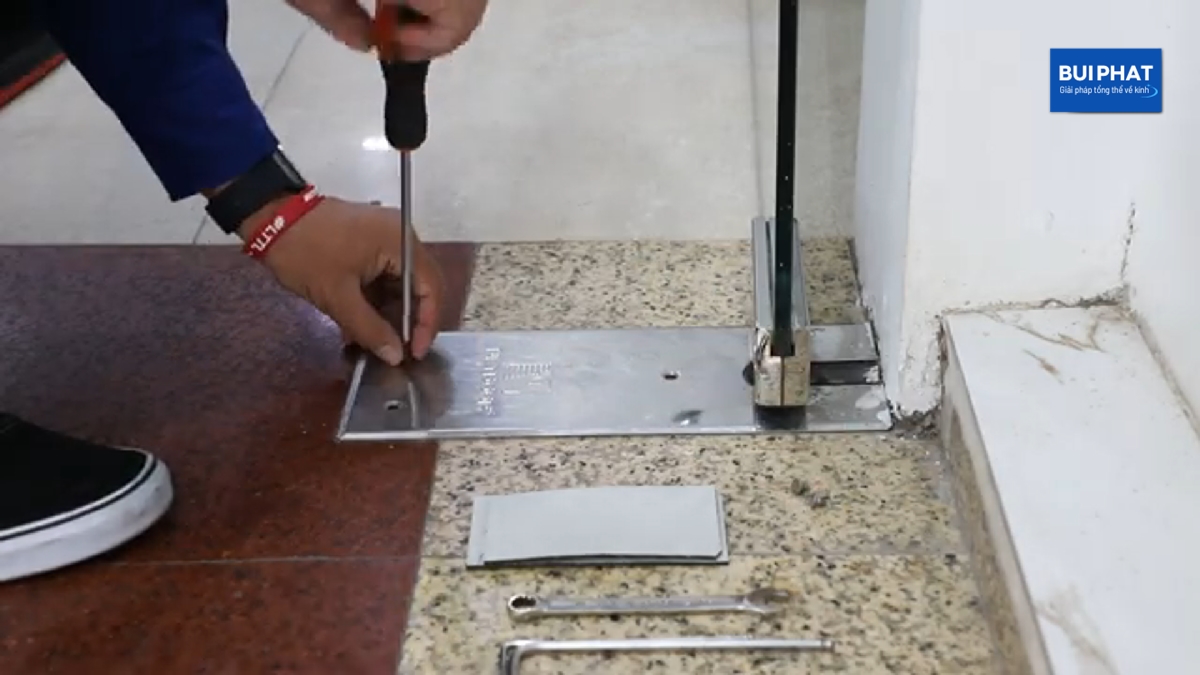 Sử dụng tu vít 4 cạnh mở nắp bản lề sàn ra
