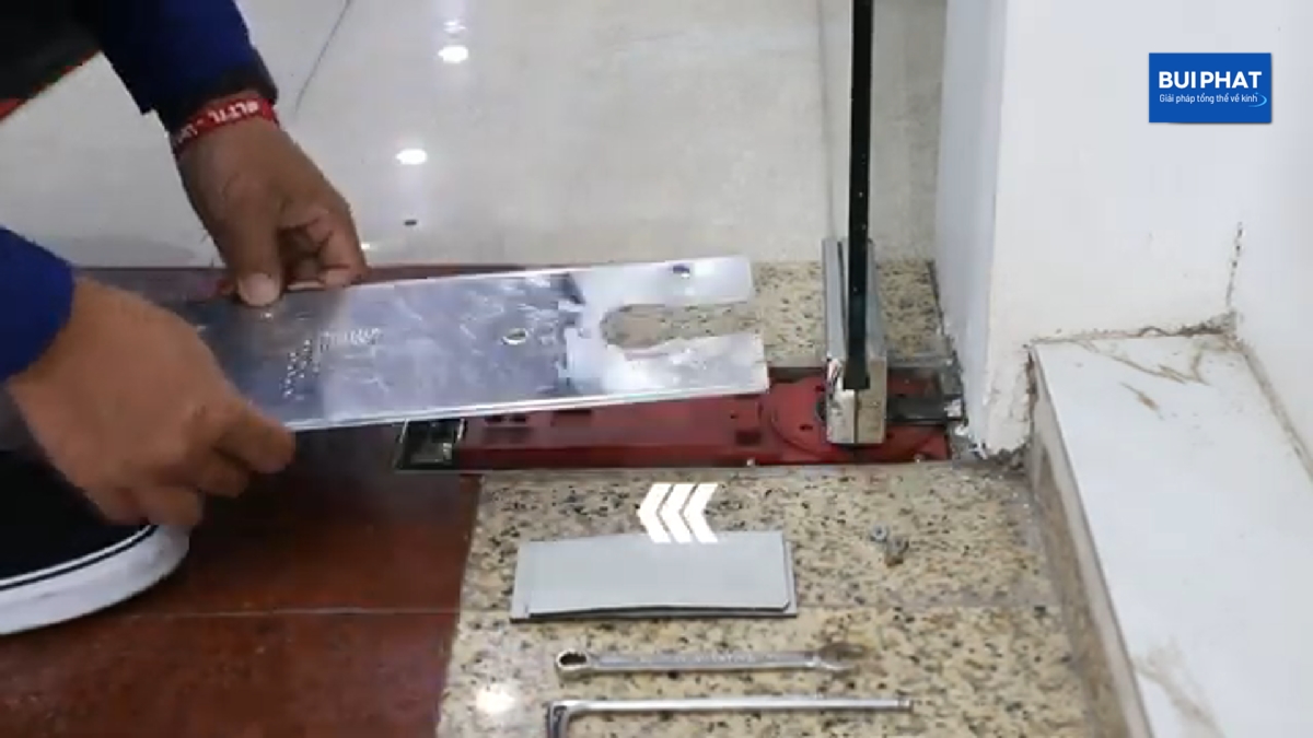 Mở nắp bản lề sàn ra