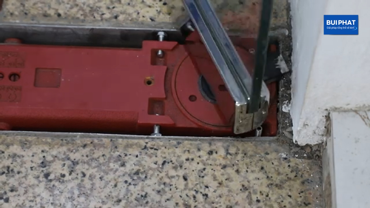 Sử dụng cờ lê 10 nới lỏng các bulông hãng