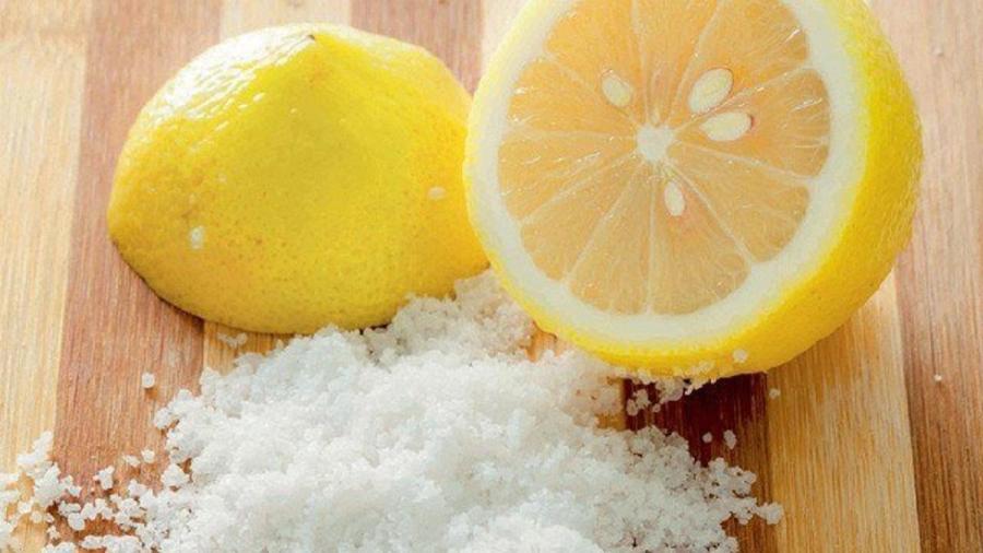 Lau sạch kính phòng tắm với muối và chanh