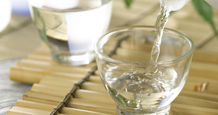 Lau sạch kính phòng tắm với giấm ăn
