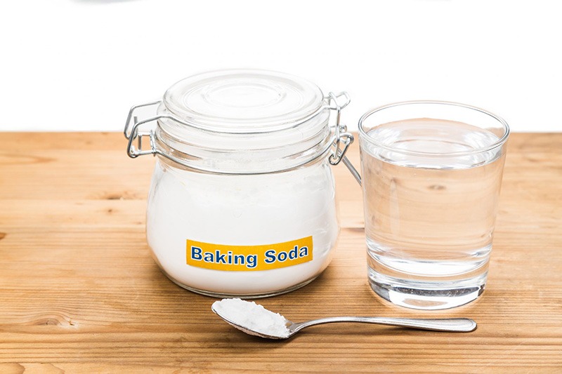 Lau sạch kính phòng tắm với baking soda