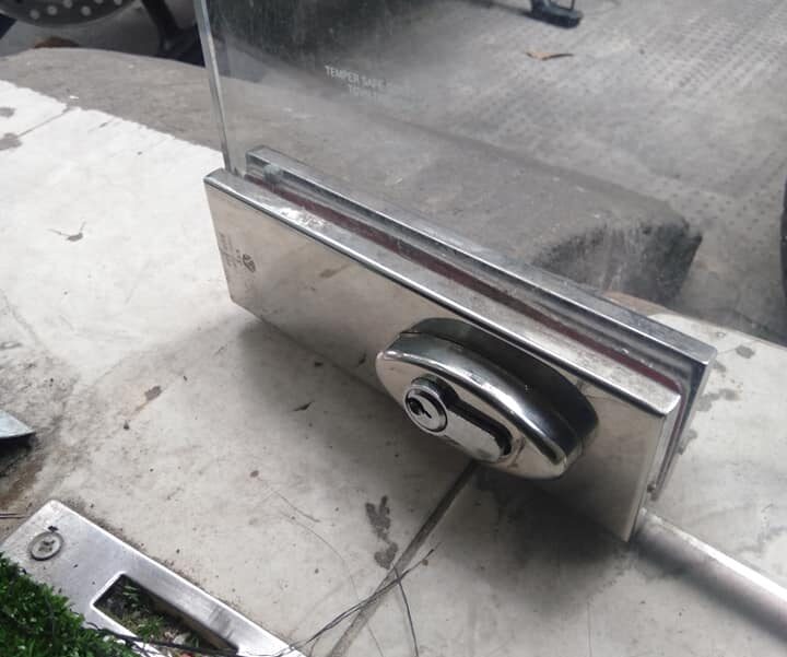 Xử lý sự cố cửa kính cường lực bị kẹt