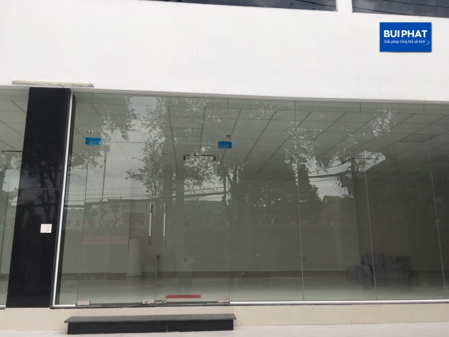 Hệ cửa vách kính cường lực lắp mặt tiền