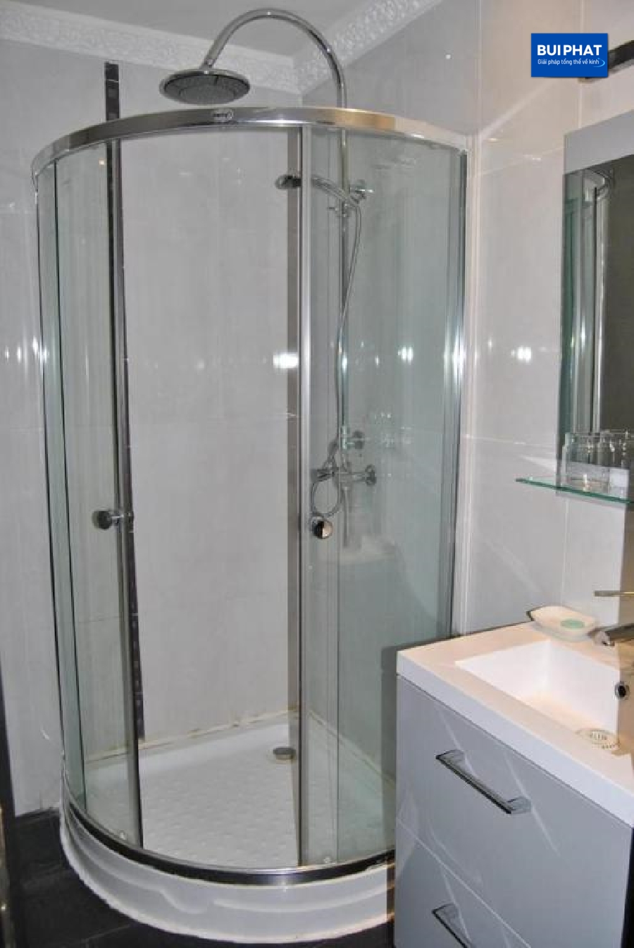 Bồn tắm đứng có vách kính