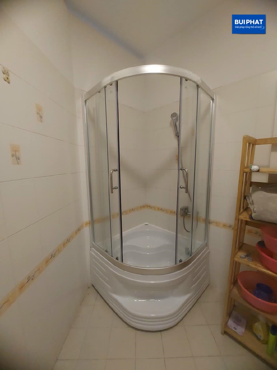 Bồn tắm đứng nhỏ gọn