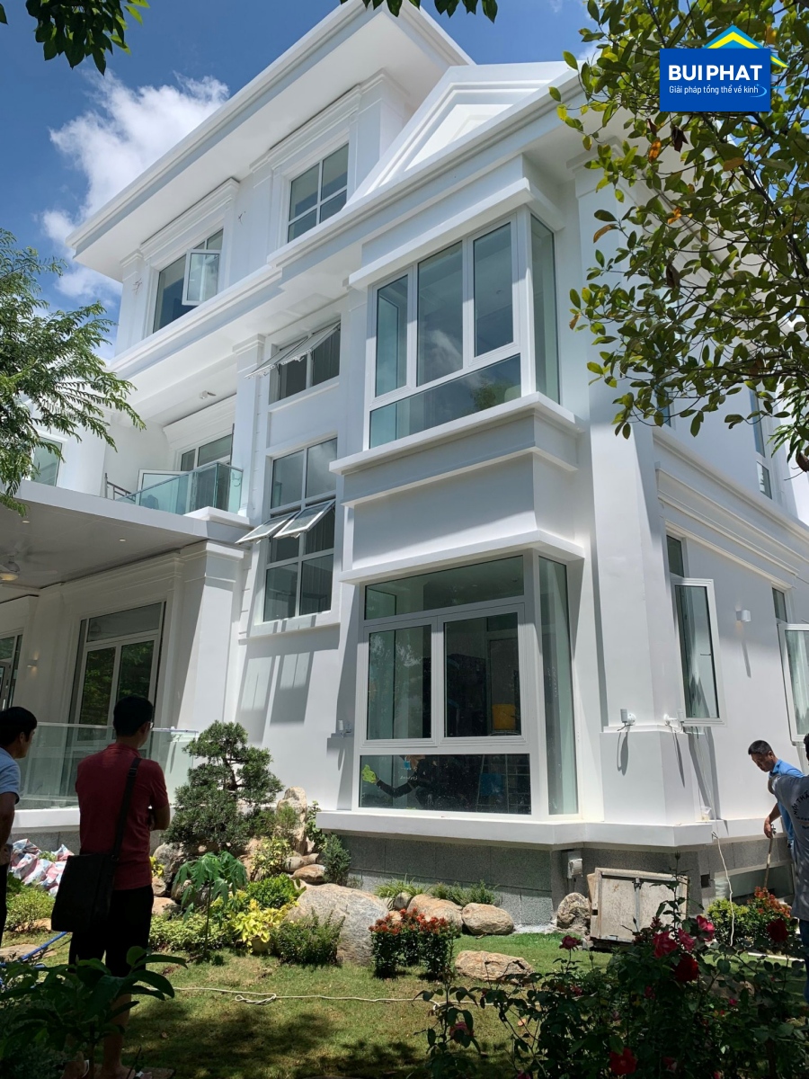 Cửa nhôm kính màu trắng sứ