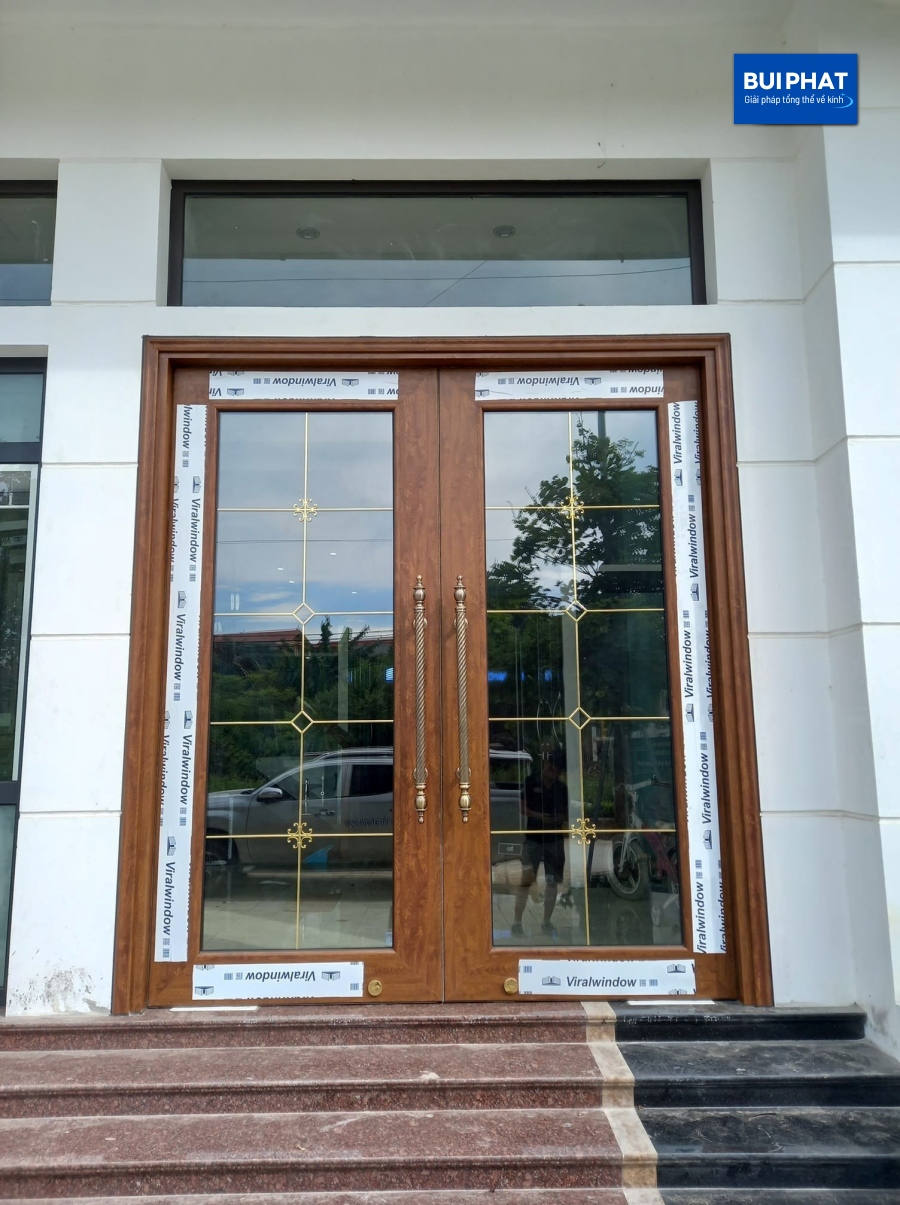 Cửa nhôm kính màu vân gỗ