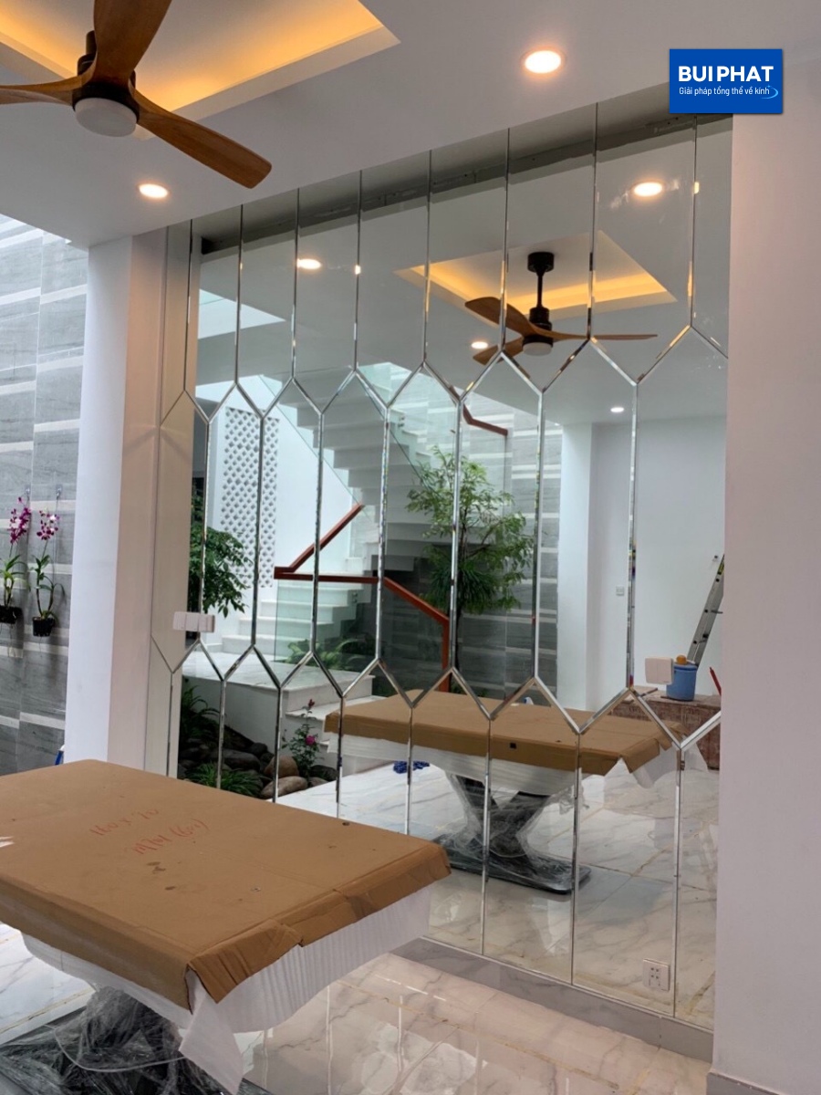 mẫu gương dán tường