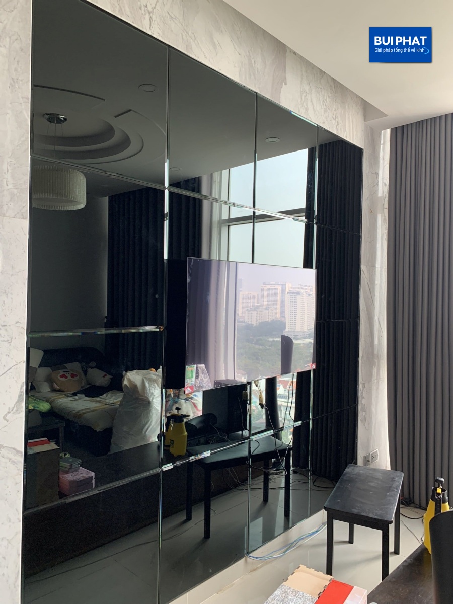 Gương dán tường màu đen