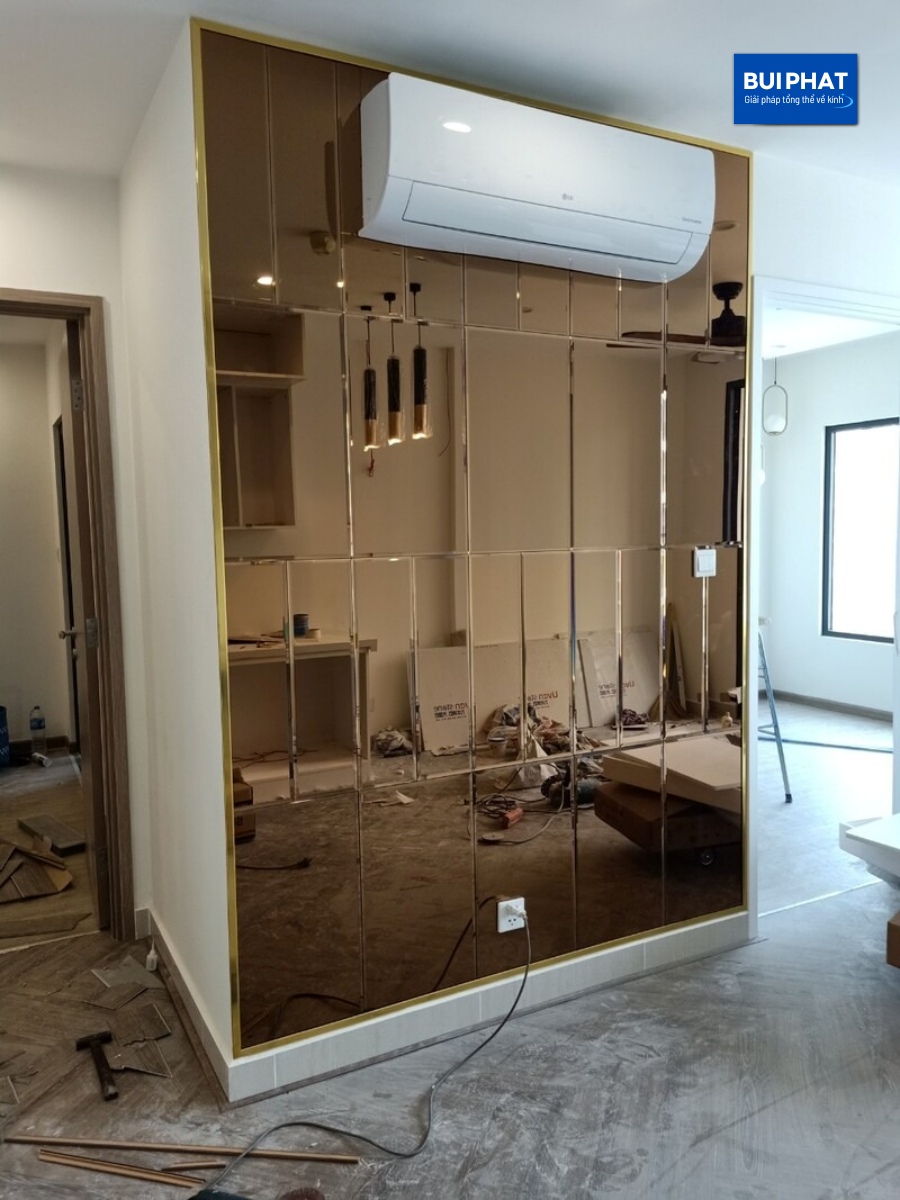 Gương dán tường màu đồng