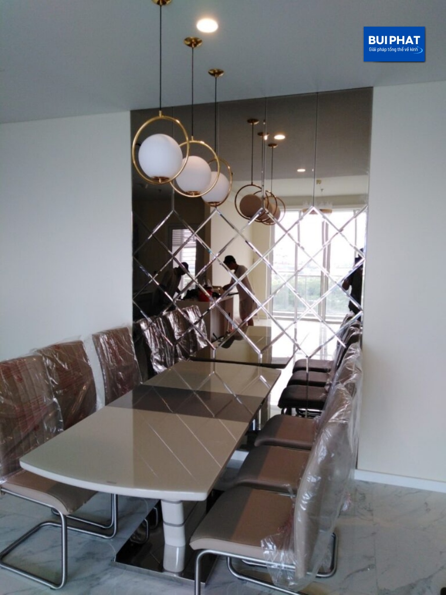 Gương dán tường phòng ăn