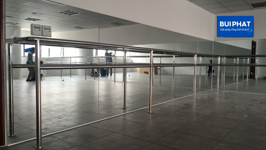 Gương dán tường phòng tập gym