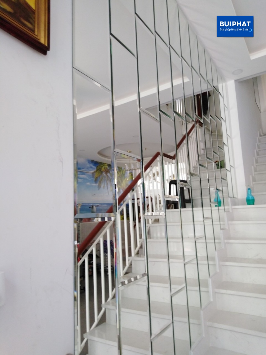 Gương ốp tường cầu thang