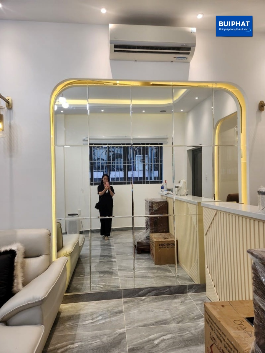Gương shop thời trang ốp tường
