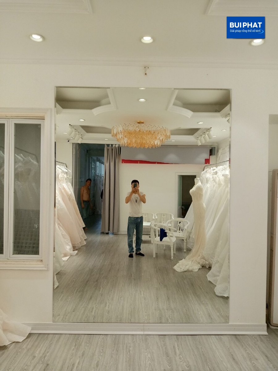 Gương trang trí showroom