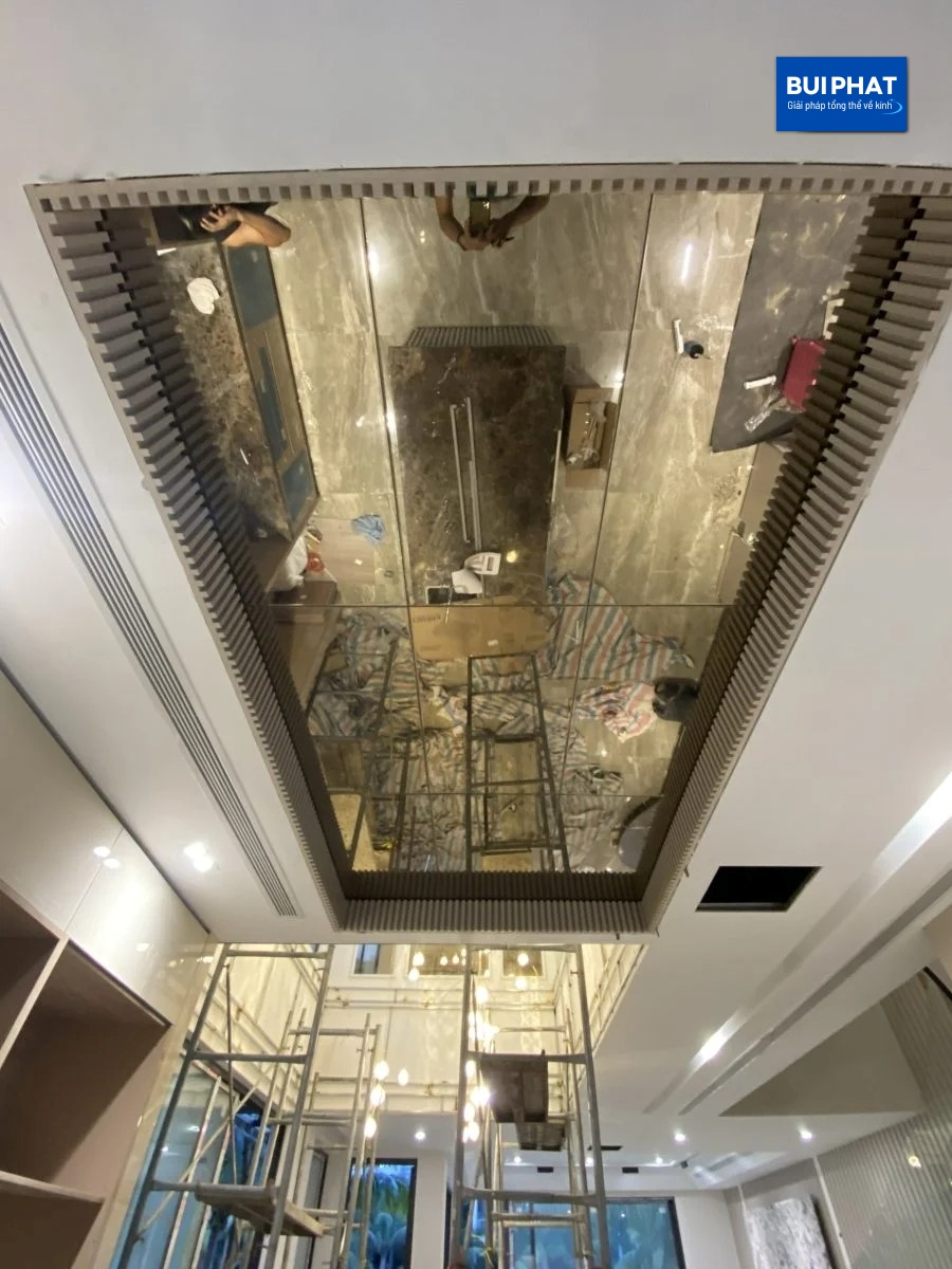 Gương dán tường trang trí