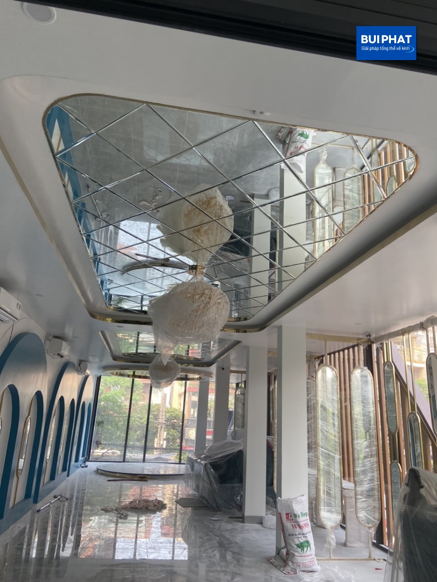 Gương dán tường trang trí