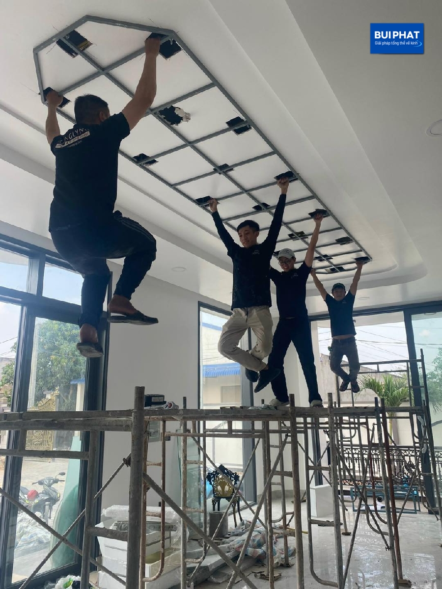 Thi công ốp trần gương
