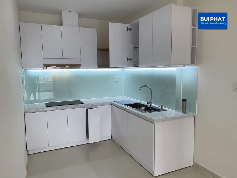 Mẫu kính ốp bếp kim sa trắng xanh đẹp