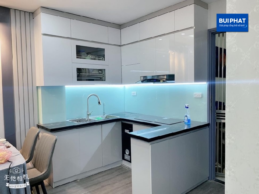 Mẫu kính ốp tường bếp kim sa trắng xanh